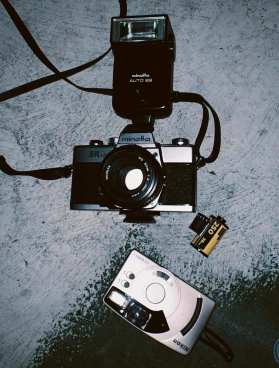 [Gambar Kamera Analog]